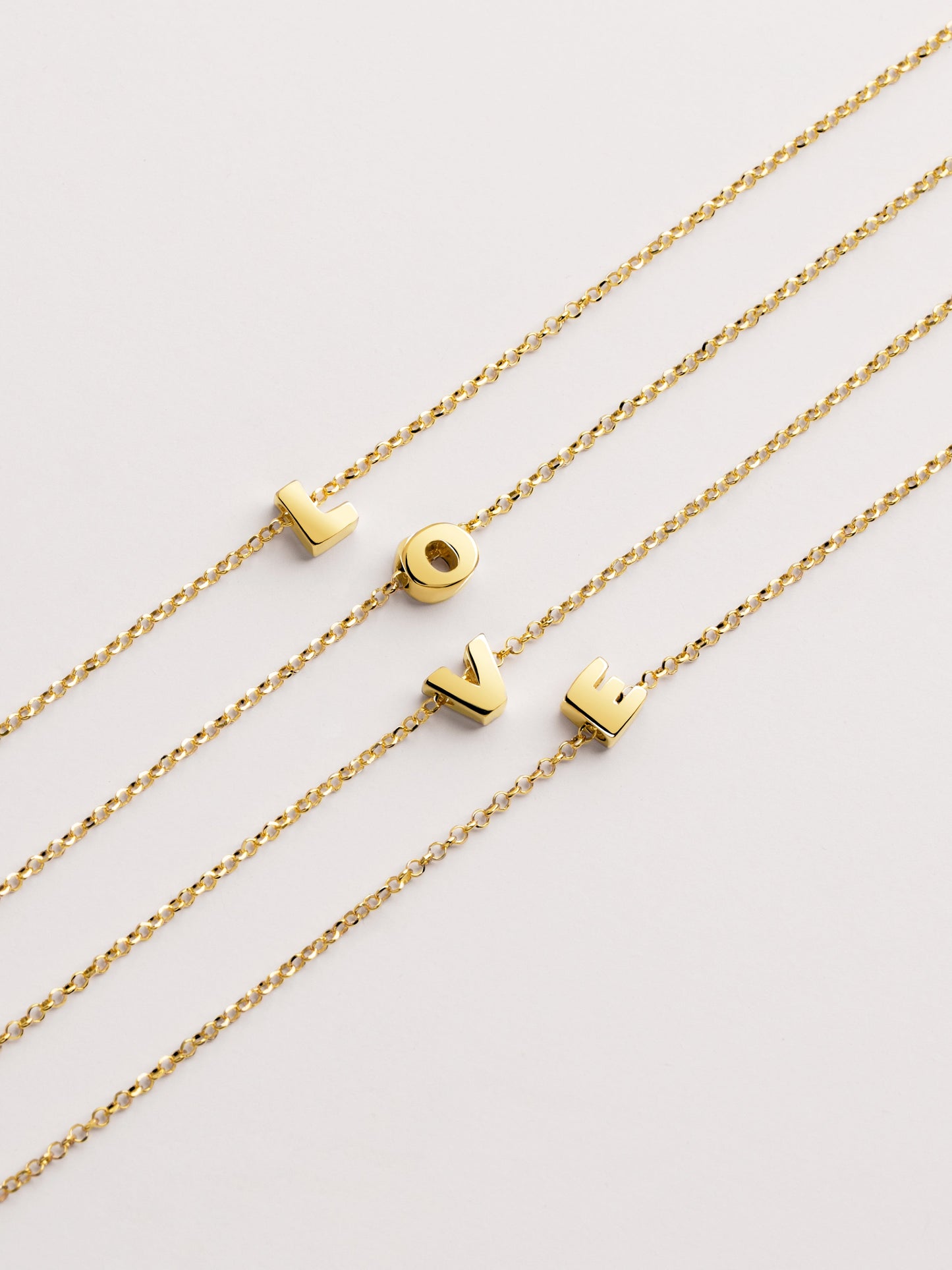 Gouden ketting met gepersonaliseerd initiaal